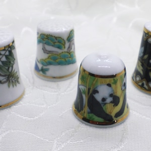 Fingerhut Set Asien Japan Pandabär Kranich Asiatische Porzellanfingerhüte Nähzubehör Setzkasten Sammlerstück Bild 1