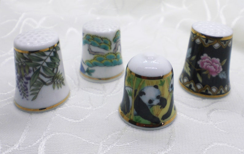 Fingerhut Set Asien Japan Pandabär Kranich Asiatische Porzellanfingerhüte Nähzubehör Setzkasten Sammlerstück Bild 1