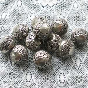 7 silver-colored traditional buttons, eyelet buttons, metal buttons, vintage buttons, buttons with eyelet 17 mm