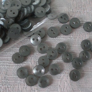100 silbergraue Kunststoffknöpfe 9 mm Puppenknöpfe Knöpfe zum Basteln Bild 1
