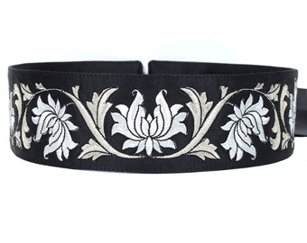 Ceinture brodée Radovana blanche, ceinture florale argentée/noire, ceinture folklorique.