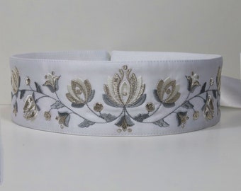 Ceinture brodée Kristínka, ceinture florale argentée/blanche, ceinture folklorique.