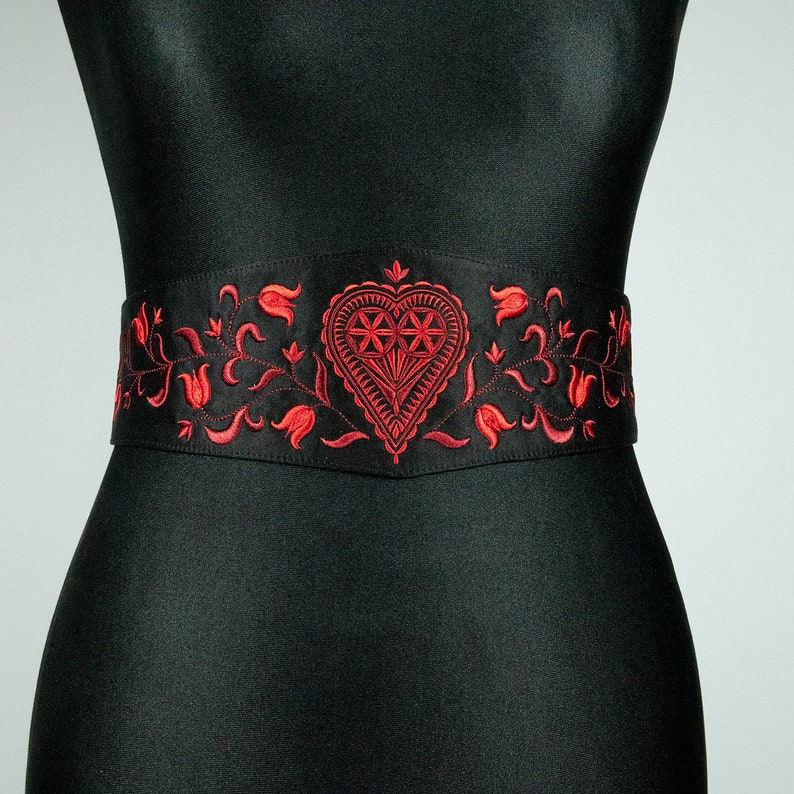 Ceinture brodée Slávka rouge/noir, ceinture florale, ceinture folklorique. image 7
