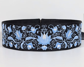 Ceinture brodée, ceinture florale Janka bleu clair/blanche, ceinture folklorique.