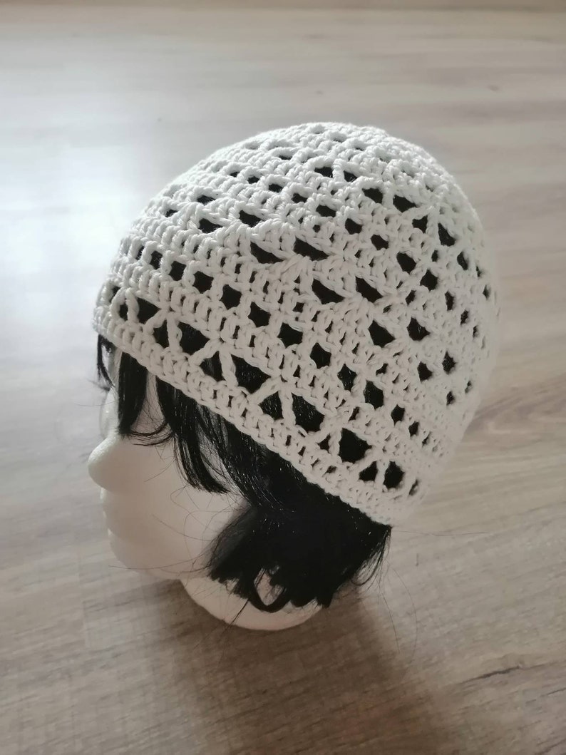 airy crocheted hat with a great pattern, beanie Weiß