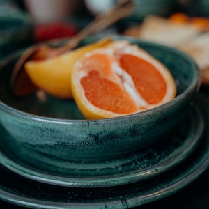 tiefe Teller grün // Bowl Schale // getöpfertes Geschirr Bild 8