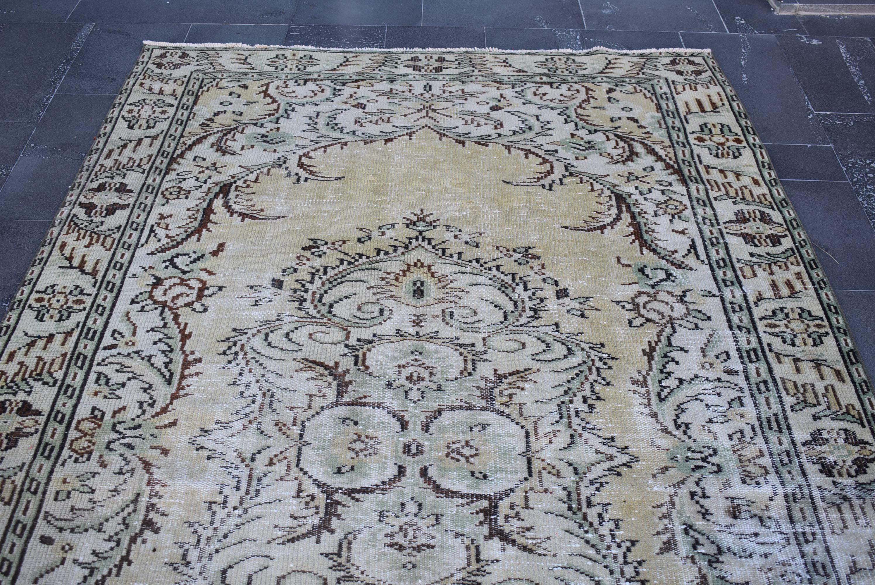 Embroidered Kilim Rug Vintage Turkish Kilim Rug 5.9 X 9.4 Ft