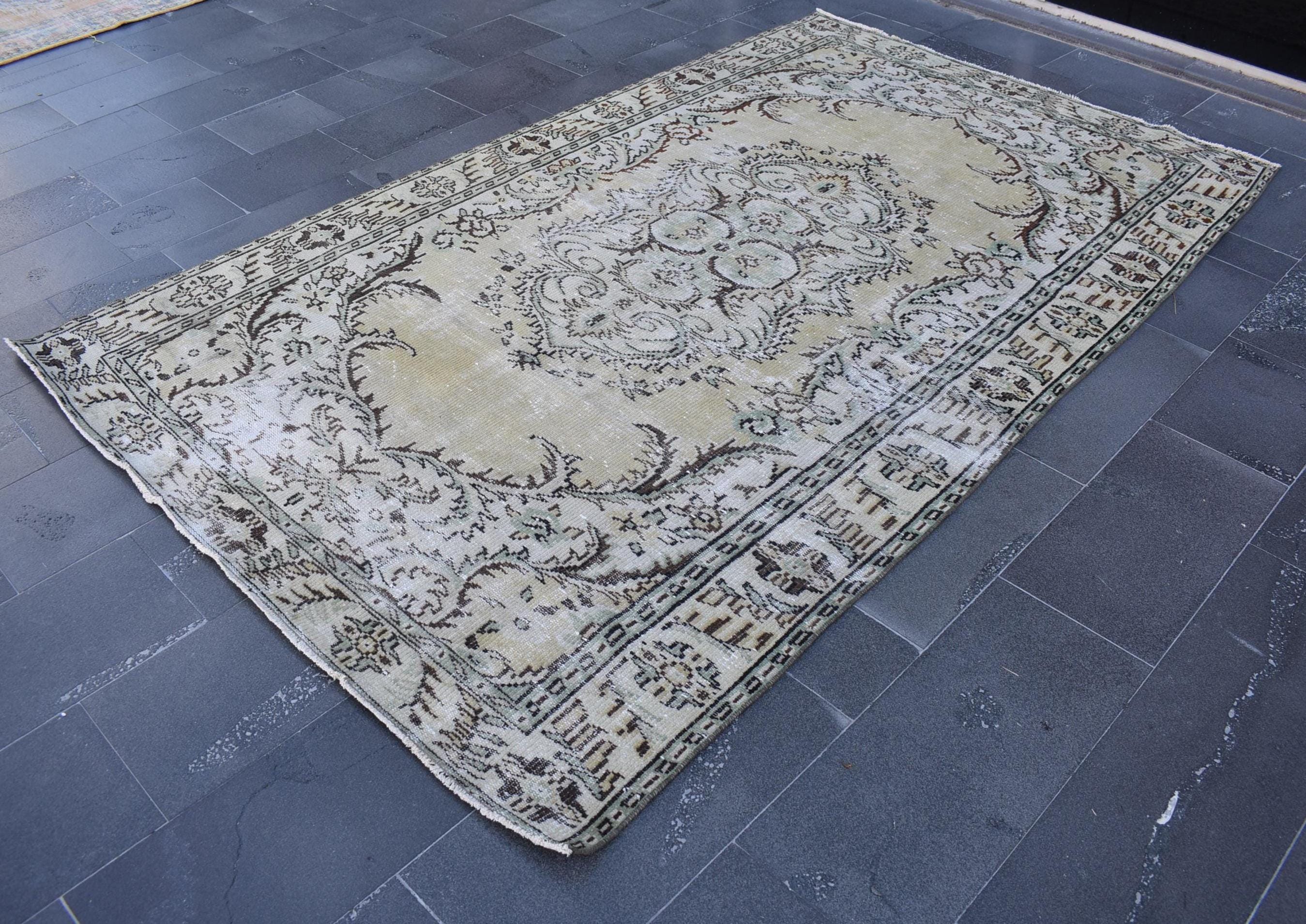 Embroidered Kilim Rug Vintage Turkish Kilim Rug 5.9 X 9.4 Ft