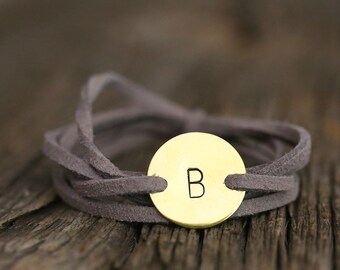 Bracciale iniziale in ottone, bracciale avvolgente, gioielli iniziali, regalo di Natale per lei, acri di ottobre, gioielli di nome, regalo della nuova mamma, baby shower
