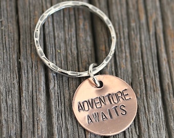 aspetta l'avventura portachiavi, escursionismo portachiavi, portachiavi di montagna, escursionismo, regalo per escursionista, all'aperto, cercatore di avventura, regalo per lui