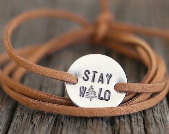 bracciale stay wild, gioielli di montagna, regalo per escursioni, gioielli per l'avventura, regalo per lei, gioielli di pino, bracciale in pelle scamosciata, cercatore di avventura