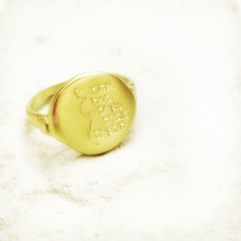 A unique gold plated ring with engraving on The strength of women Women/'s Day