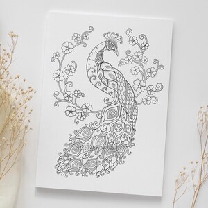 K&ouml;nnte beinhalten: Eine Schwarzwei&szlig;-Zeichnung eines Pfaus mit ausgebreiteten Schwanzfedern. Der Pfau ist von einem floralen Design umgeben.