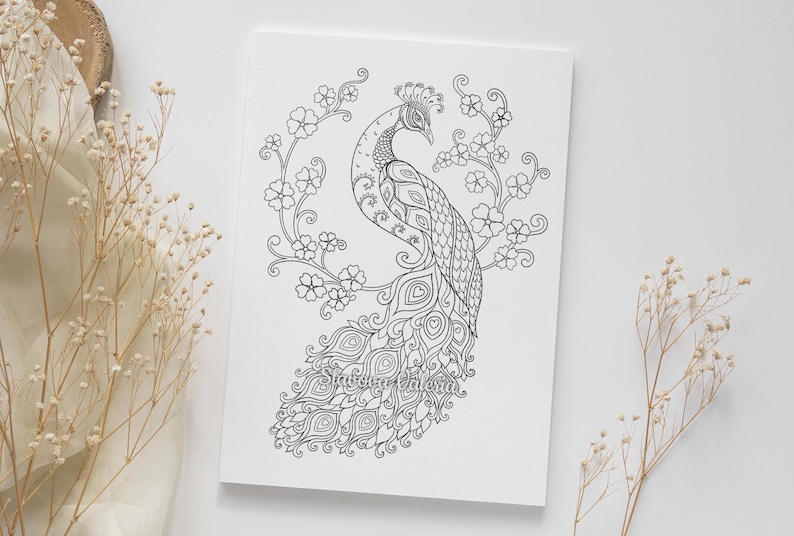 K&ouml;nnte beinhalten: Eine Schwarzwei&szlig;-Zeichnung eines Pfaus mit ausgebreiteten Schwanzfedern. Der Pfau ist von einem floralen Design umgeben.