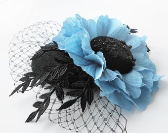 Schwarze Kentucky Derby Mütze, Blaue Seidenblüte, Fascinator, Schwarz & Blau Headpiece, Mini Hut, Cocktail Hut, Black Top Hat, Pillbox Hat