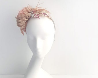 Kentucky Derby Hut, Beige Fascinator, Beige und Pfirsich Zylinder, Boho Derby Hut für Frauen, Beige Mutter einer Braut Hut, Chrysantheme Stirnband