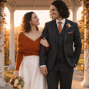 Könnte beinhalten: Ein Set aus drei Keramikbechern mit gesprenkelter, matter Oberfläche. Die Becher sind in Creme-, Hellbraun- und Dunkelbrauntönen gehalten. Jeder Becher hat ein schlichtes, minimalistisches Design.