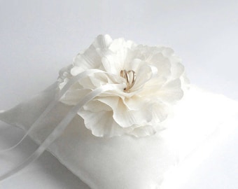 Ivory Ringkissen, Ringkissen Hochzeit, Ringträgerkissen Hochzeit, Ringkissen Satin mit Blume.