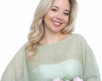 Jersey de punto verde salvia para novias: Bolero de boda con mangas acampanadas y vaporosas.