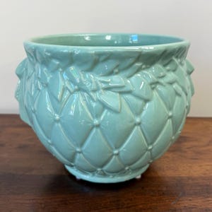 Maceta vintage McCoy Pottery Aqua Diamond con diseño acolchado de hojas y bayas, 10.375"