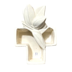Peut inclure: Poche murale en céramique blanc cassé en forme de croix, ornée d'une fleur de lys stylisée. La fleur et les feuilles sont sculptées en relief. Un objet décoratif vintage.