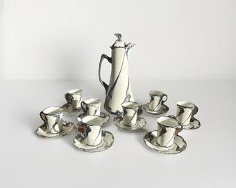 Juego de chocolate Jean Pouyat de la década de 1900, estilo Art Nouveau, que incluye una tetera para chocolate caliente y 8 platillos.