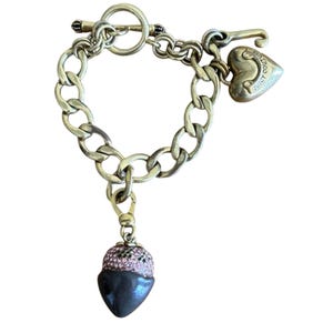 Pulsera Juicy Couture con cierre de palanca, estilo vintage Y2K, dije de corazón, eslabón cubano, pedrería, bellota, 8 pulgadas