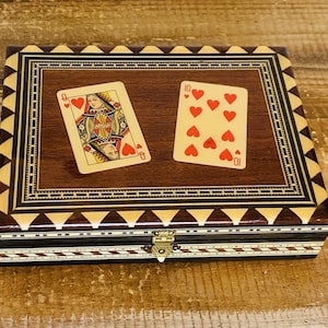 Vintage Marokkaans met hout ingelegde speelkaartendoos uit het midden van de eeuw Hartenkoningin