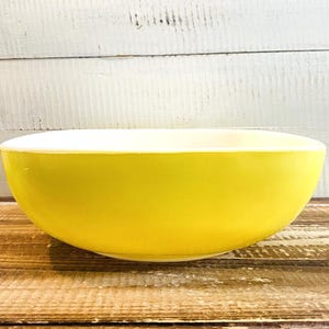 Vintage Pyrex Primary Yellow Serving Bowl Dish 525B-025 2.5 QT