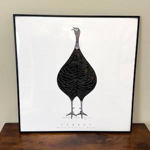 Könnte beinhalten: Gerahmter Druck einer Truthahn-Illustration in Schwarz-Weiß. Der Truthahn hat einen detaillierten Körper und einen langen Hals. Der Druck befindet sich in einem schwarzen Rahmen und enthält den Text "Turkey" und "Museum of Fine Arts, Boston."