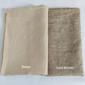 Puede incluir: Dos muestras de tela, una beige y otra marr&oacute;n dorado, con los nombres de los colores escritos debajo de cada muestra.