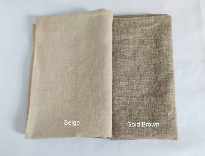 Puede incluir: Dos muestras de tela, una beige y otra marr&oacute;n dorado, con los nombres de los colores escritos debajo de cada muestra.