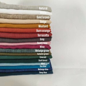 Puede incluir: Una pila de 18 muestras de tela en varios colores, incluyendo natural, blanco, marr&oacute;n dorado, beige, mostaza, naranja quemado, terracota, gris, rosa polvoriento, vino, verde melange, verde oto&ntilde;o, esmeralda, bosque oscuro, menta, azul mar, azul melange y azul profundo.