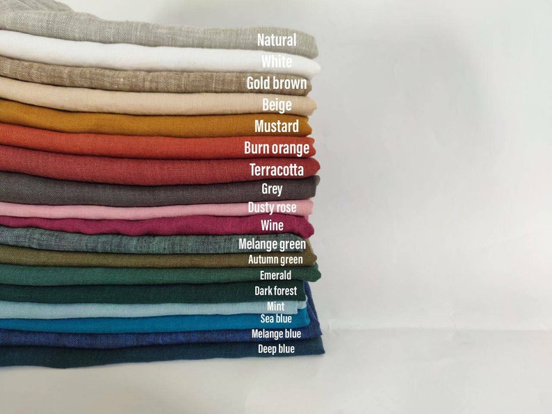 Puede incluir: Una pila de 18 muestras de tela en varios colores, incluyendo natural, blanco, marr&oacute;n dorado, beige, mostaza, naranja quemado, terracota, gris, rosa polvoriento, vino, verde melange, verde oto&ntilde;o, esmeralda, bosque oscuro, menta, azul mar, azul melange y azul profundo.