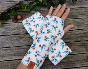 Cozy CUFFS made of off-white alpine fleece with a beautiful floral pattern with thumb hole