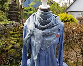 Beautiful triangular scarf made of gray-blue muslin with small white flowers and a beautiful handmade label made of faux leather