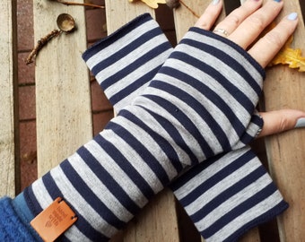 CUFFS FOR WOMEN MADE OF ALPINE FLEECE WITH THUMB HOLE DARK BLUE/ GREY STRIPED STRIPES