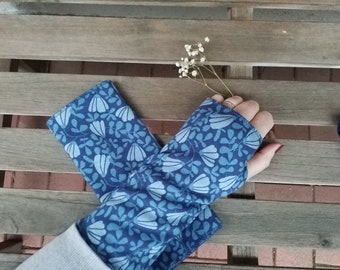 STULPEN aus Alpenfleece in blau mit Blumenmuster und mit Daumenloch kuschelig
