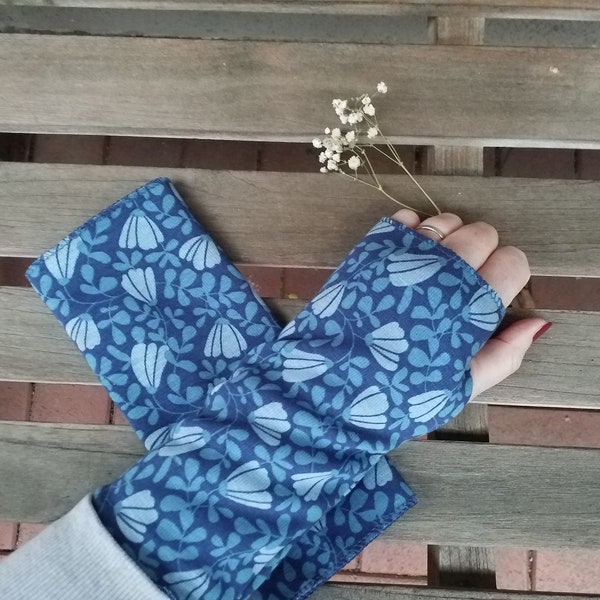 STULPEN aus Alpenfleece in blau mit Blumenmuster und mit Daumenloch kuschelig