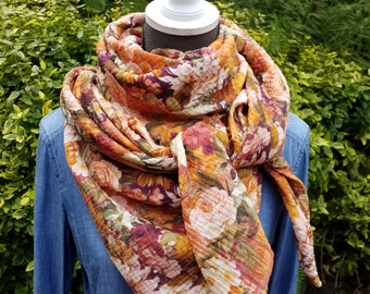 Triangular scarf made of muslin, double stitched with a great floral pattern in the most beautiful autumn colors