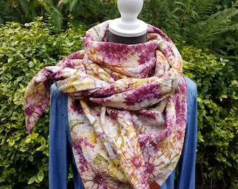 Triangular scarf made of muslin, double stitched with a great floral pattern