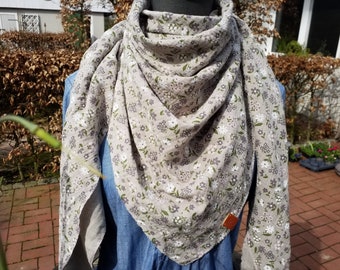 Soft triangular scarf made of beige floral muslin with a beautiful label