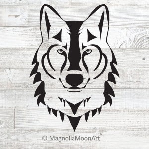 Puede incluir: Un diseño de cabeza de lobo en blanco y negro con detalles de inspiración tribal. La obra de arte presenta una cara simétrica con orejas puntiagudas, líneas afiladas y una forma triangular en la parte inferior. El fondo es un patrón de vetas de madera gris claro. El texto "© MagnoliaMoonArt" está en la parte inferior.