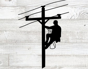Op de afbeelding: Silhouet van een arbeider die een elektriciteitspaal met stroomkabels beklimt. De arbeider draagt een helm en is gezekerd met een veiligheidsharnas.