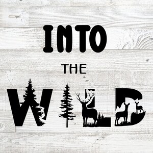 Könnte beinhalten: Schwarzweißes Grafikdesign mit dem Text "INTO THE WILD" auf weißem Holzgrund. Die Grafik enthält eine Kiefer, einen Hirsch und zwei kleinere Hirsche.