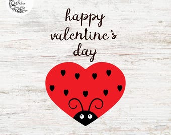 Könnte beinhalten: Valentinstag-Grafik mit einem roten Herz in Form eines Marienkäfers, mit schwarzen Herzflecken und Fühlern. Die Worte "happy valentine's day" sind in Schreibschrift geschrieben. Die Website-Adresse www.magnoliamoonart.com befindet sich unten.