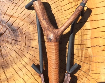 Handgemaakte katapult gemaakt van natuurlijk hout verpakt in natuurlijk lederen koord