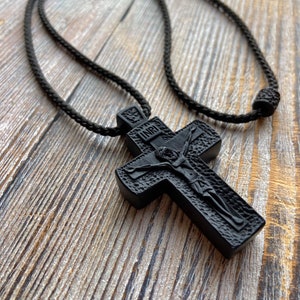Holzkruzifix, Kruzifixhalskette, katholisches Kreuz, Kreuzanhänger, katholischer Anhänger, Holzkreuz, katholische Halskette, Jesushalskette