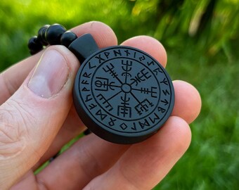 Collar Vegvisir: colgante de brújula rúnica vikinga, joyería de madera negra tallada a mano