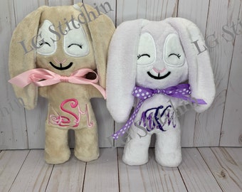 Lapin en peluche personnalisé lapin longues oreilles cadeau de Pâques cadeau bébé enfant garçon fille animal en peluche personnalisé lapin de Pâques nom sur l’oreille cadeau de Pâques